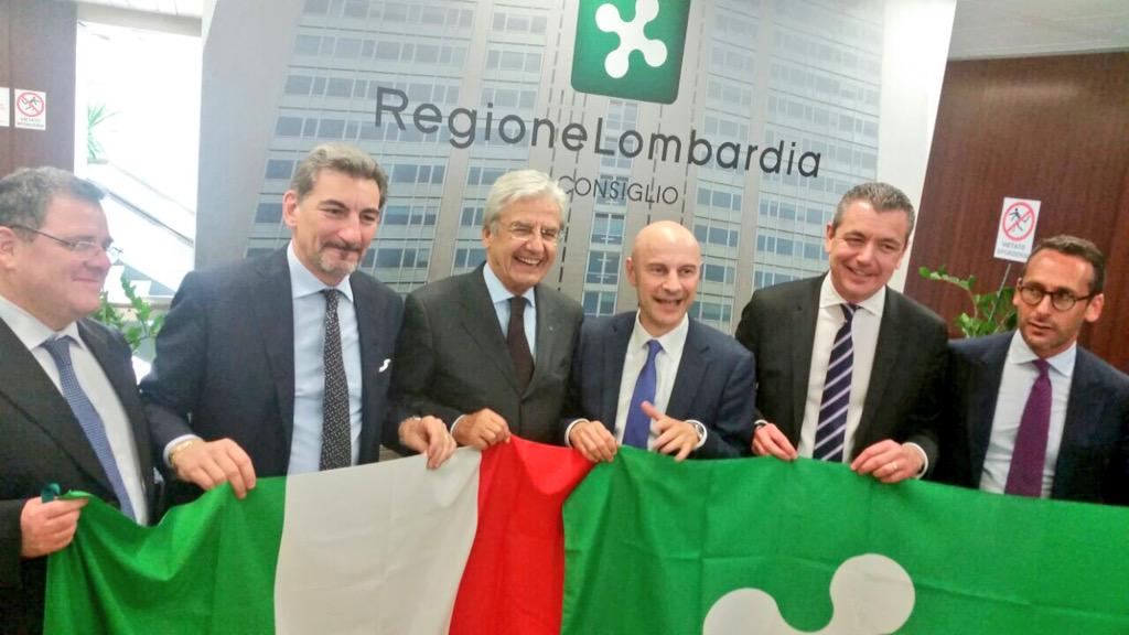 Solidarietà e una nuova bandiera al notaio Parazzini vittima del lancio di uova dei #noexpo #NessunoTocchiMilano