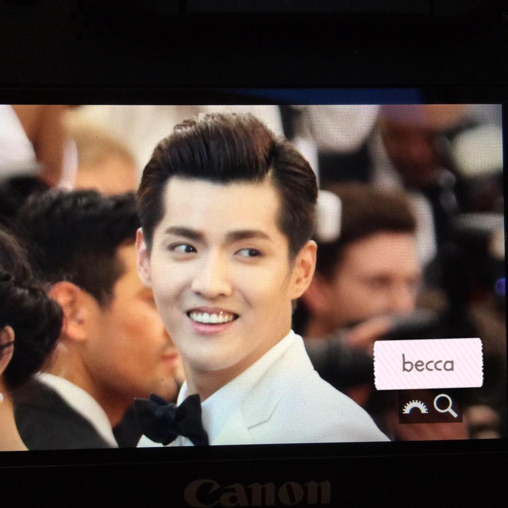 WYFKRISMAMA's tweet photo. Preview 150504 #KrisWu in #MetGala #MetBall2015 NYC #KrisWuMetBall2015 ©becca 2/2 รอยยิ้มสดใสของหมูน้อย😊 http://t.co/x0s2rFUlTN
