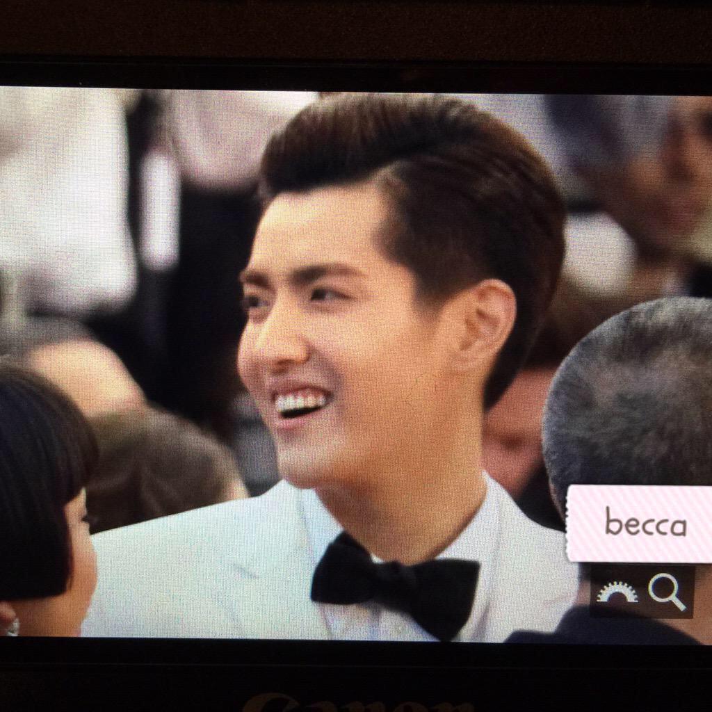 WYFKRISMAMA's tweet photo. Preview 150504 #KrisWu in #MetGala #MetBall2015 NYC #KrisWuMetBall2015 ©becca 2/2 รอยยิ้มสดใสของหมูน้อย😊 http://t.co/x0s2rFUlTN