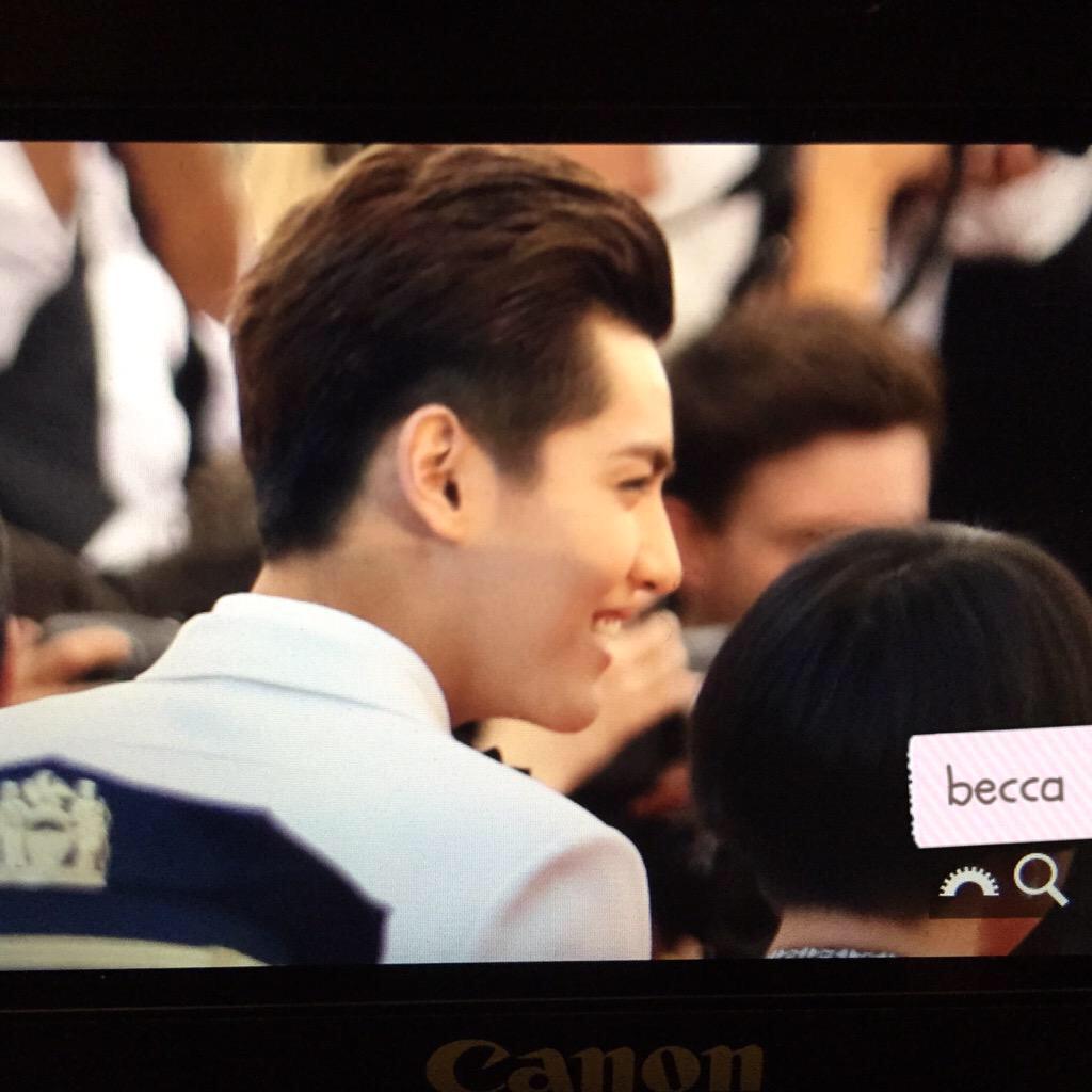 WYFKRISMAMA's tweet photo. Preview 150504 #KrisWu in #MetGala #MetBall2015 NYC #KrisWuMetBall2015 ©becca 2/2 รอยยิ้มสดใสของหมูน้อย😊 http://t.co/x0s2rFUlTN