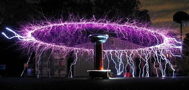 BonusElectrical's tweet photo. #Tesla have unveiled batteries that can power entire homes and businesses. Exciting stuff: http://t.co/vbiZRv4Pby http://t.co/goKnOt26F2