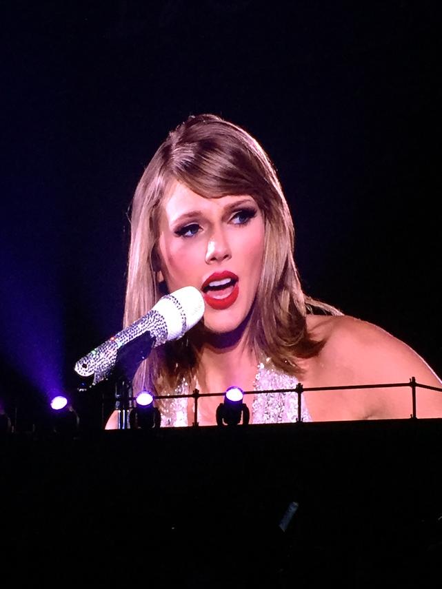 oh_no_kun's tweet photo. キラキラなマイクとキラキラな衣装がめちゃくちゃキュートなテイラー #1989TourTokyo http://t.co/Ow1P3ju7Fv