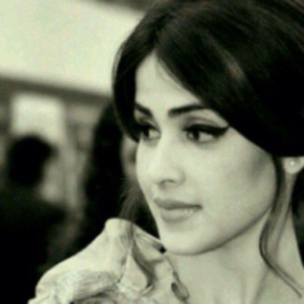 suyasu2's tweet photo. هِيَ دُوُنَ شَئٌ فتنَةَ وَجُنوُن
فَكَيفَ إن تَأنَقت وَتكَحَلَت وَتَزينَت http://t.co/ziChba49Q7