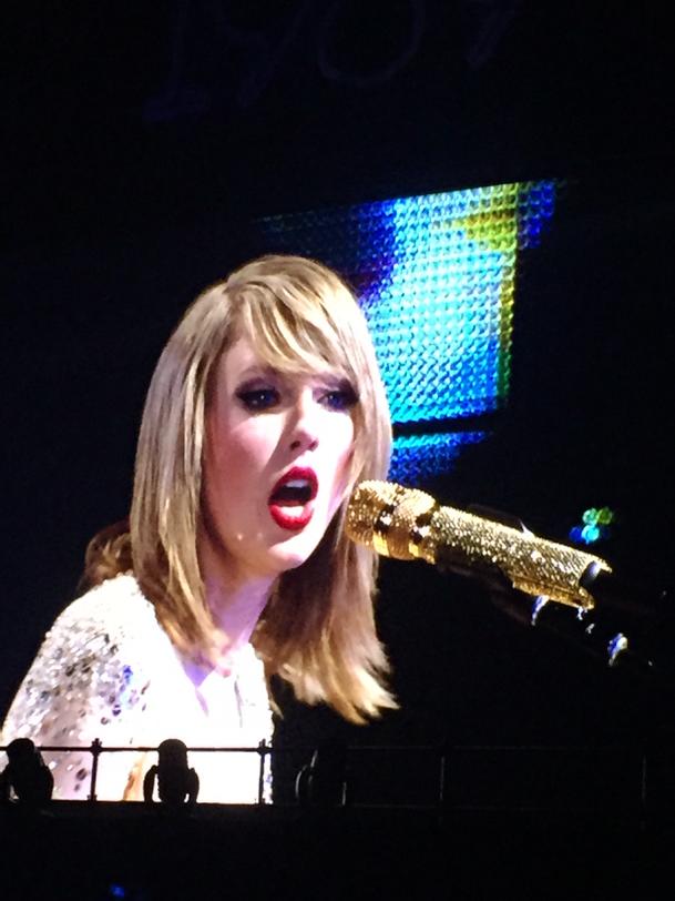 oh_no_kun's tweet photo. マイクが黄金に輝いてる＼(^o^)／ #1989TourTokyo #テイラー http://t.co/1fMl94XbEF