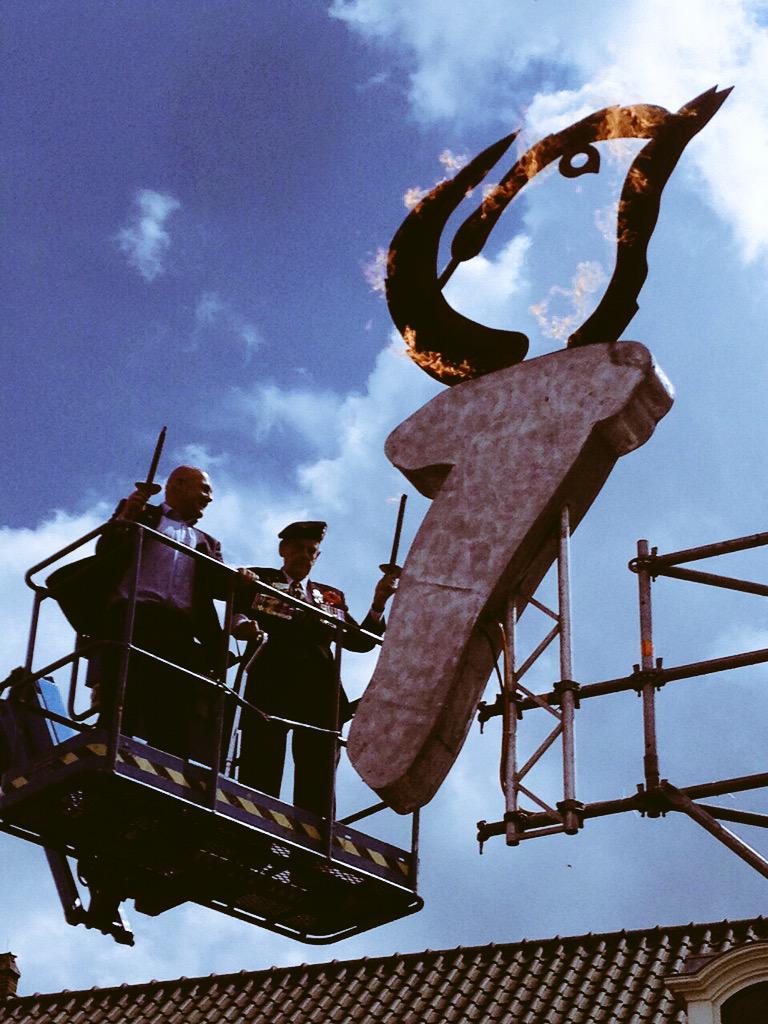 Jeroen_van_W's tweet photo. The flame of freedom is burning at Wageningen...thanks @astro_andre &amp; WWII veteran Frank Graham! #gratefulforfreedom http://t.co/i2FELumgwo