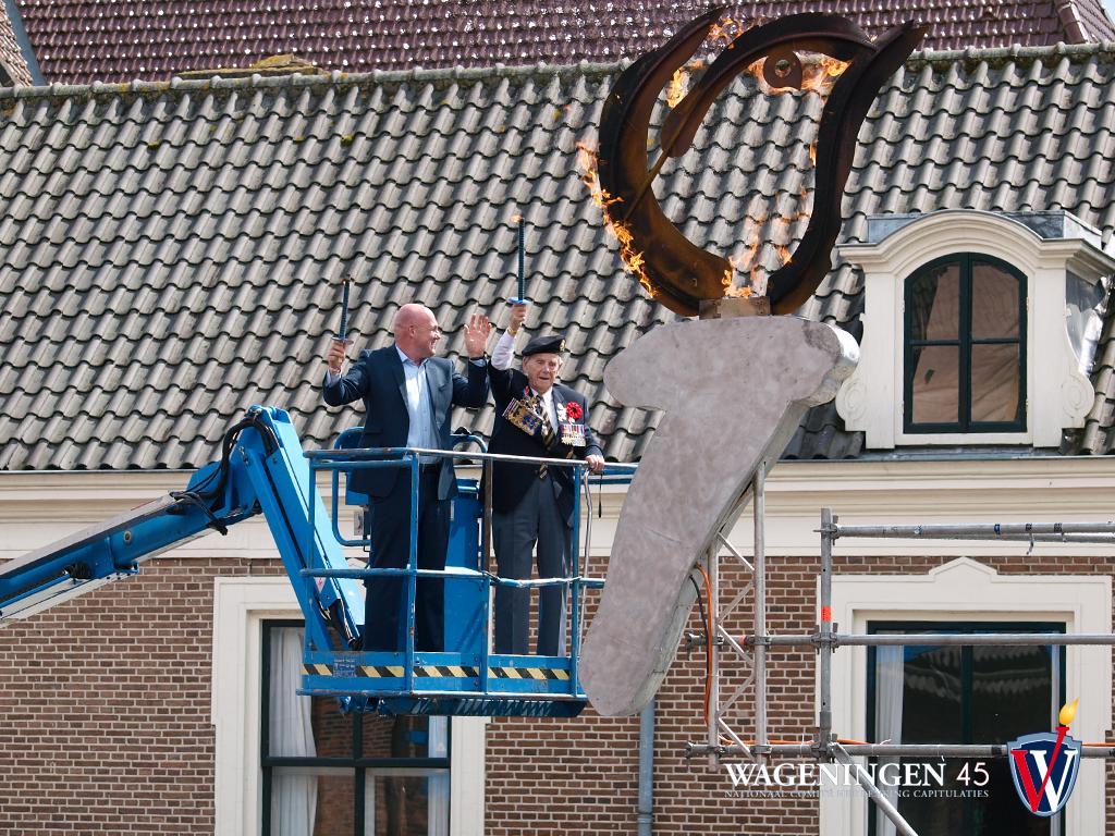 Wageningen45's tweet photo. André Kuipers heeft net met bijzondere gasten het Bevrijdingsfestival officieel geopend! #BEW15 http://t.co/I500mmIPJe