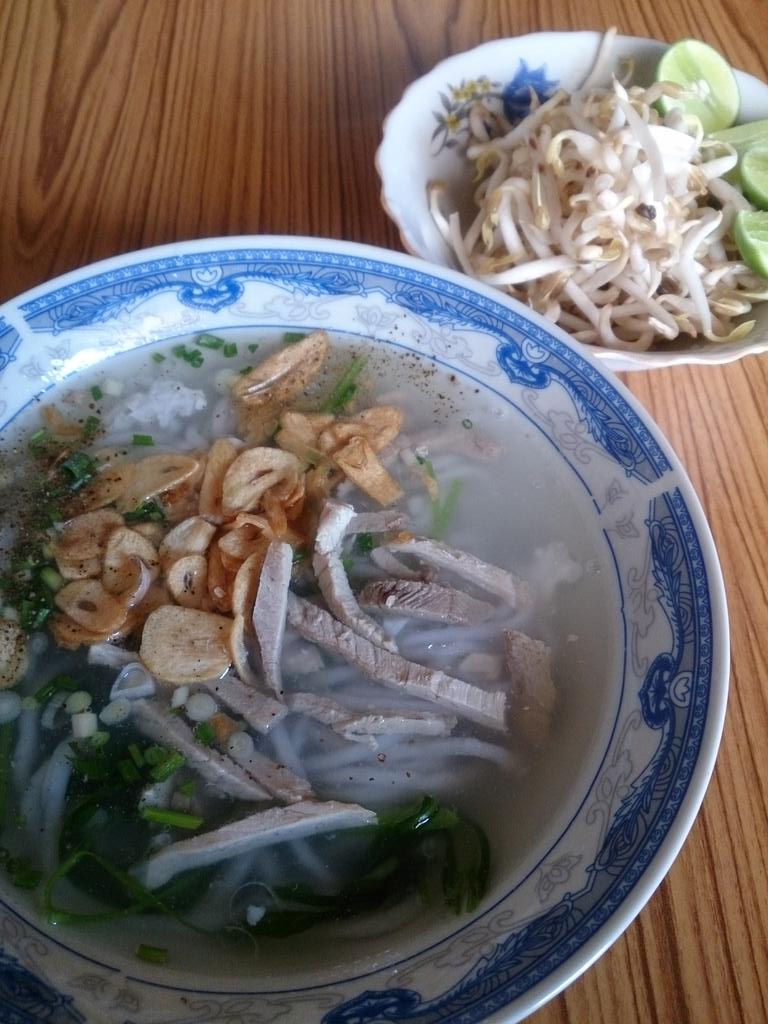 zinco's tweet photo. ラオスのローカルフードったら
旨いやないか~い！！ http://t.co/BRtXJTQlrh