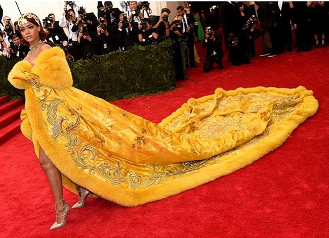 modafashion's tweet photo. Rihanna sorprendió a todos con un "llamativo" vestido amarillo http://t.co/aQYJYqij9f ¿Qué te pareció? http://t.co/ofrDFGeTpf