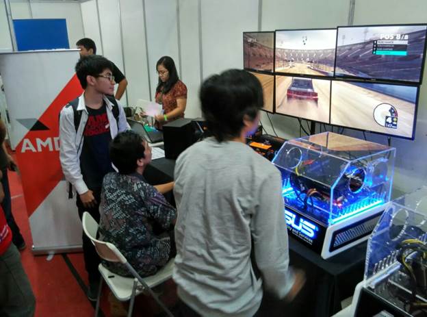 AMDIndonesia's tweet image. Wow! Asik bgt main dgn 6 monitor brteknologi #AMDEyefinity! Km jd bs main dgn lbh leluasa &amp;amp; lbh sru dgn layar yg lbr.