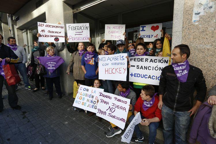 LaRegion's tweet photo. #Deporte #Local Las protestas llegan a  la Federación de hockey http://t.co/rGqe2GK2Ju http://t.co/r1g7yjzCMD