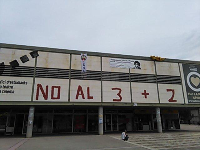 ALlibertariaUAB's tweet photo. Acció prèvia a la vaga del 14M a la Pl. Cívica de la UAB
#NoAl3mes2!
#StopEU2015! http://t.co/ySQ504Mh06