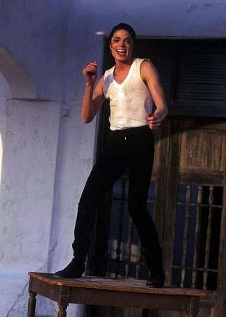 tainamj777's tweet photo. Michael em cima da @michael30cm @susu_twd @Moonlovacat @garota_do_mj @JacksleyBhatti @katysfrango @michaeljackson. http://t.co/ACgcoeUGIv