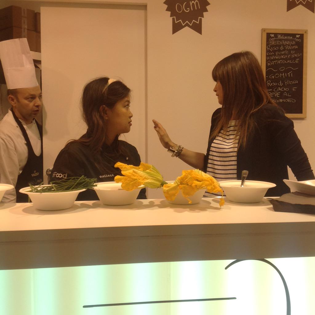 risodipasta's tweet photo. Cosa cucineranno @cdn74 e @VatySuvimol? Sicuramente ci saranno i fiori di zucca. #Tuttofood2015 #RisoDiPastaTF15 http://t.co/krNW1G468o