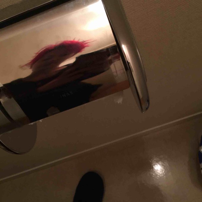 トイレの金属の部分に自分の赤い頭が映ってんの見て、 一瞬 ライチのオバケみたいなものと認識し、 そのすぐ後 それが自分だと気付いて2度ビックリした&hellip; http://t.co/OYS29LpQyd