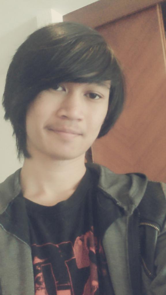 haimi_92's tweet photo. Of to #langkawi #selfie #haimi #guitarist #musician #artist #malaysianartist #piwms #poems #poem #music http://t.co/bhYwU5CHde