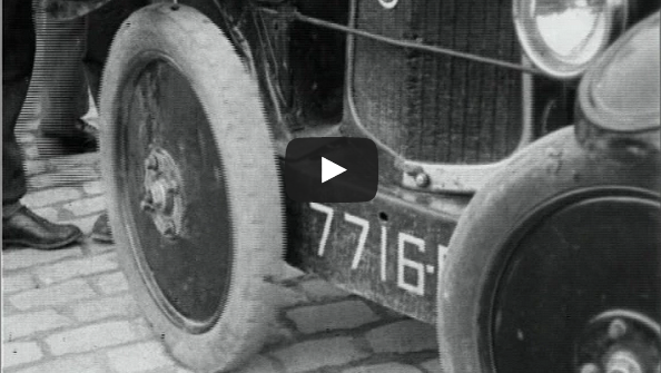 xataka's tweet photo. Vídeo: así se aparcaba en paralelo en 1927 (sin sensores y con mucho ingenio) http://t.co/LQy6CHNfZo http://t.co/TEUtOfTWHm