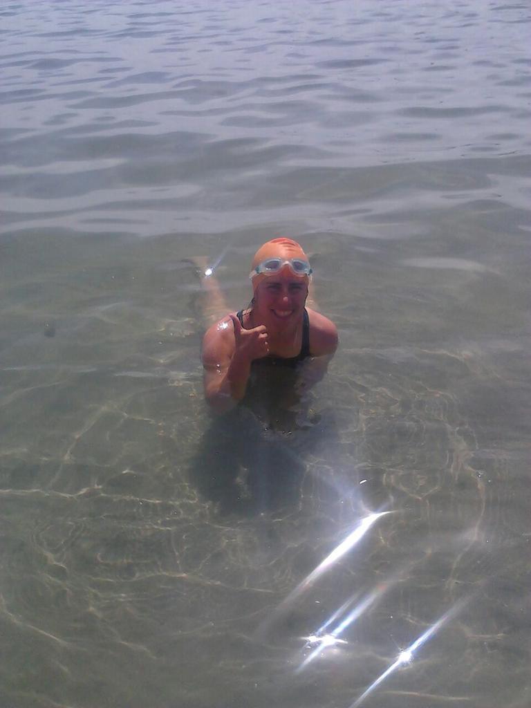 TriMurciaDamas's tweet photo. Una #medusa? Un #caimán? Una #boya? Una #sierna? No!! Es #Speedy al remojo después de 3000m de #nado #swim #triatlón http://t.co/EvRzjcO838