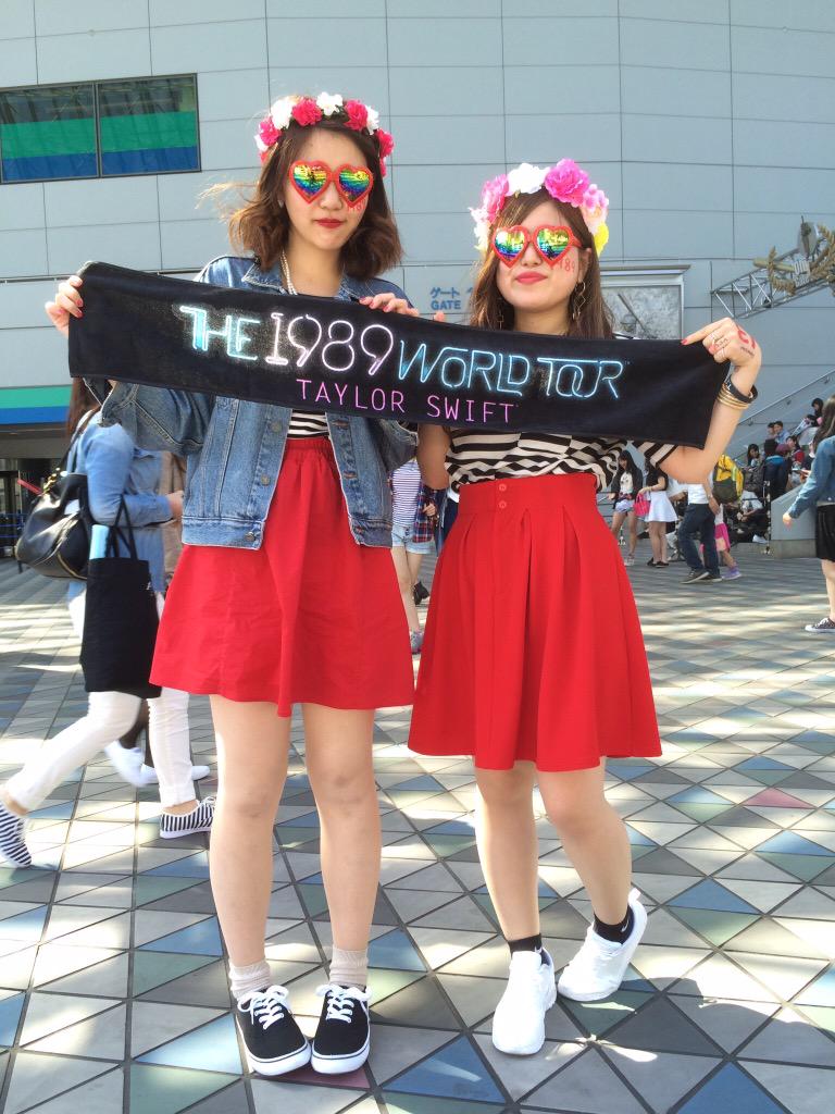 Tvgroove 海外セレブ エンタメ ファッションnews Swifties ファッションスナップ 京都 滋賀から夜行バスで駆けつけたお2人はテイラー歴4年のスウィフティーズ グッズ売り場で買ったというテイラーグッズをうれしそうに見せてくれました