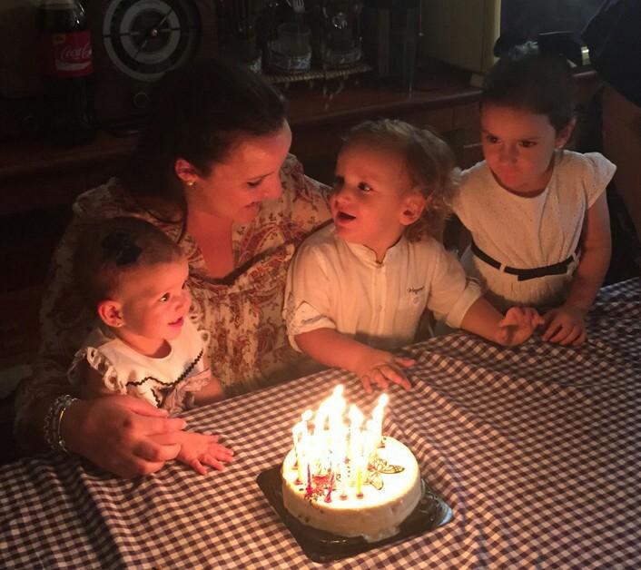 Almudenaalonso3's tweet photo. Feliz cumpleaños 🎂 a la super mamá 👏 🎉 🎈 😘  @miriamalalf http://t.co/CIs7XPNbGW