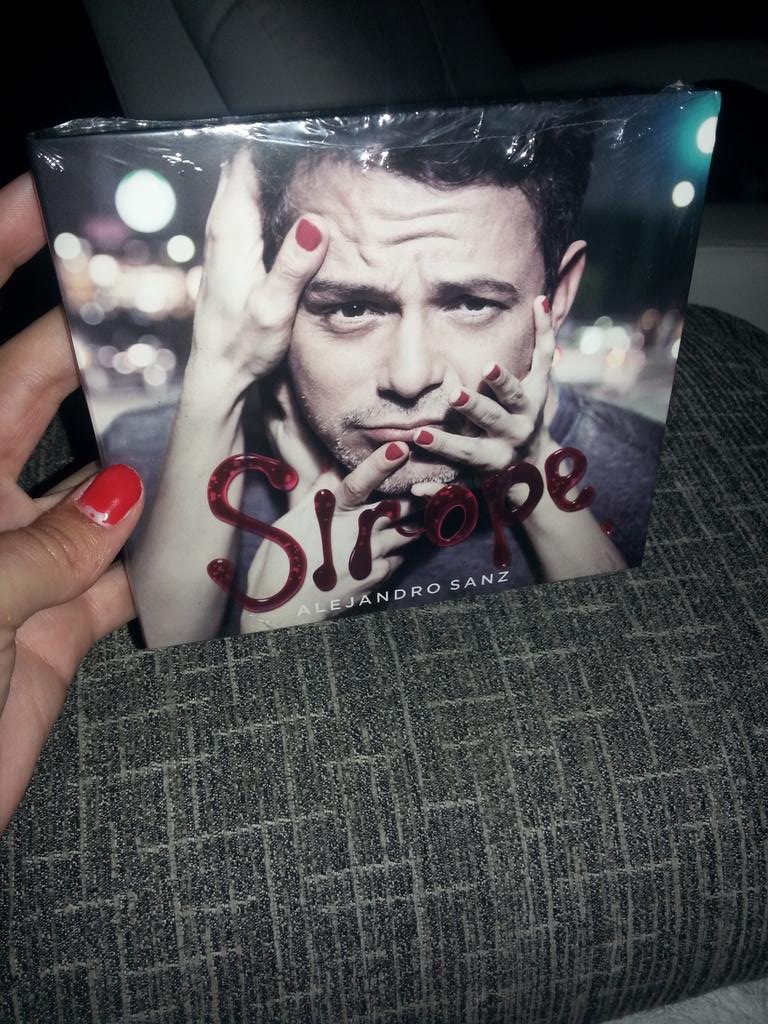 LuciaOhhYeah's tweet photo. A tope de SIROPE! #Ensiropada #YaEresMío ♡♡♡♡♡♡♡ @AlejandroSanz http://t.co/Eyh4XsCLPt
