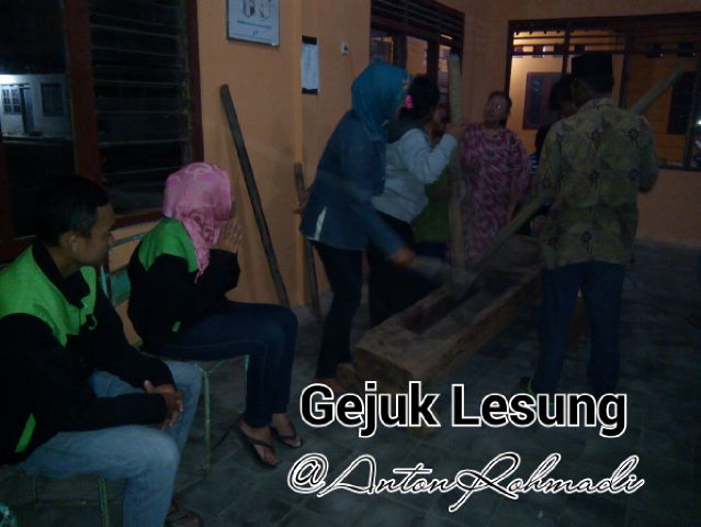 Gejug lesung ibu2 PKK Depok Panjatan Kulon Progo malam ini bersama Tim KKN UST 2015 at Balai Desa Depok <a href="/watespahpoh/">Hay!</a>