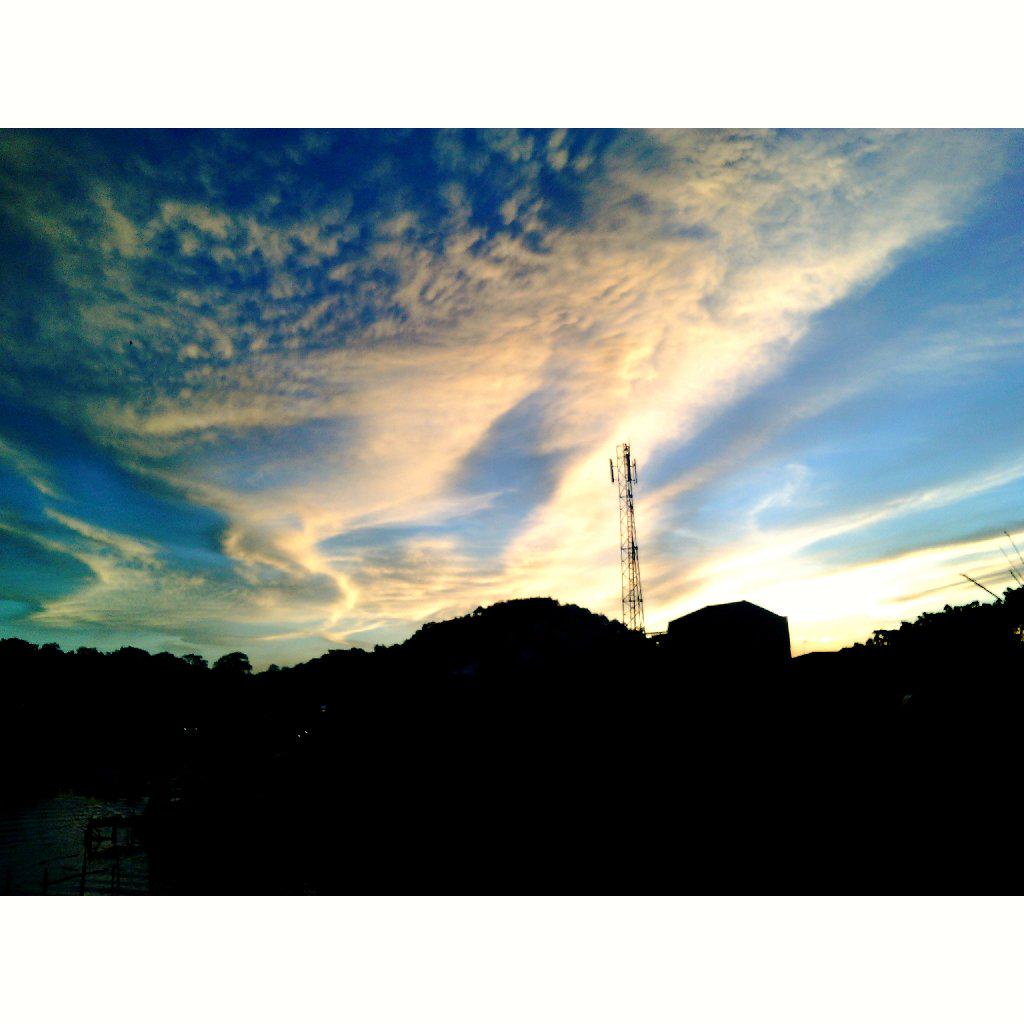 nisharamadhan's tweet photo. Langit indah senja d kota sejuta kenangan #padang http://t.co/zgIz8syUSs