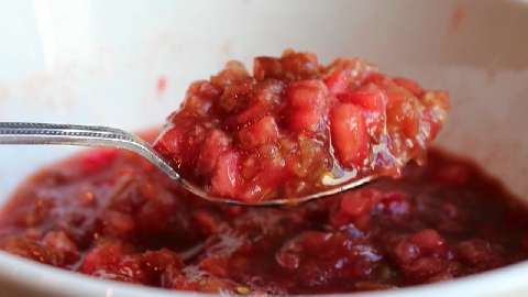 IHSindonesia's tweet image. Berbeda dengan Chopped, Concasse berarti menyacah kasar seperti yang biasa digunakan dalam saus salsa. #ChefBasics