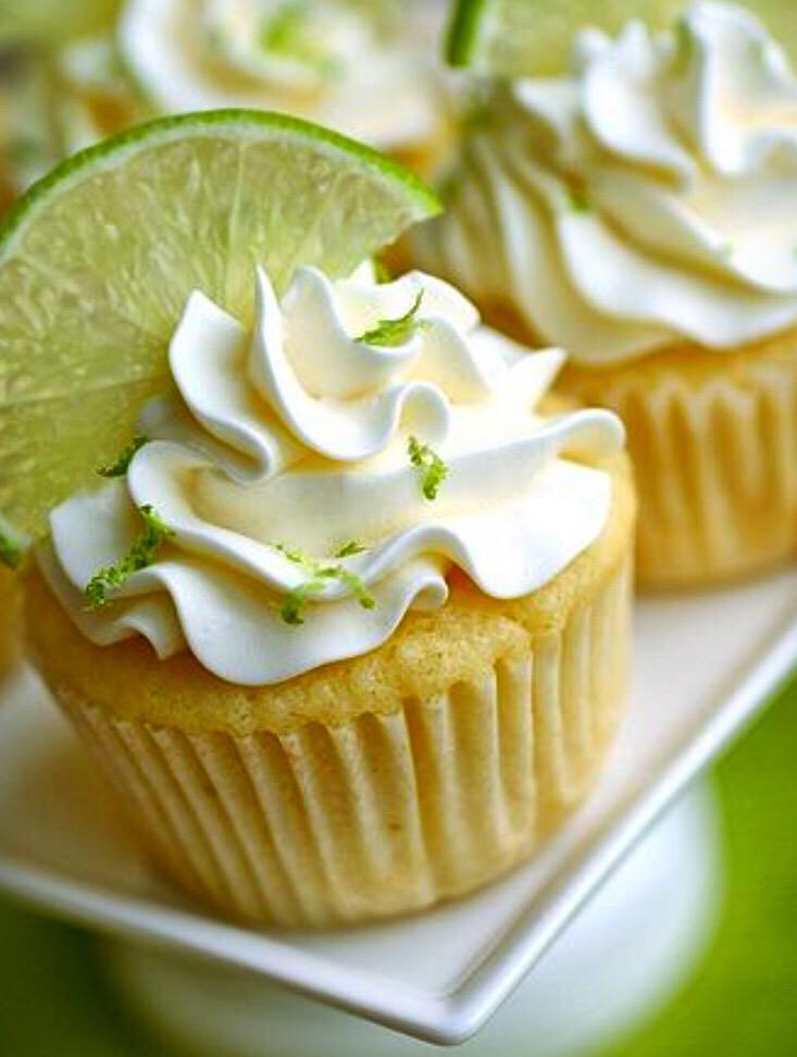 Happy 5 de Mayo! 🇲🇽🌵 #margarita #cupcake #josecuervo #lime #gabyandsabristreats #tequila #mexico #5deMayo