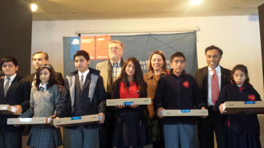 patimanubens's tweet photo. En la entrega de programa gubernamental Yo Elijo mi PC en Valpo con @Jaraomar2 @GobernacionValp http://t.co/MCPJA79E0q