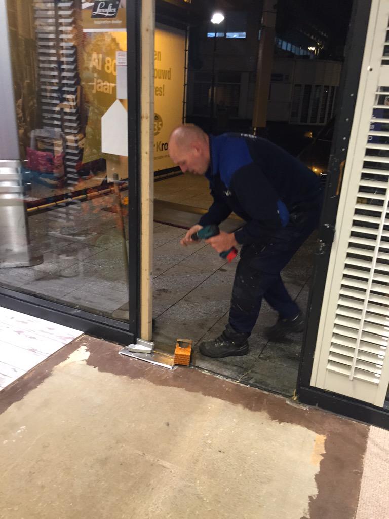 Vannacht ingebroken bij #haskerkroon. €.30,00 gestolen, paar duizend euro schade! @Devriglas alles opgelost! Bedankt!