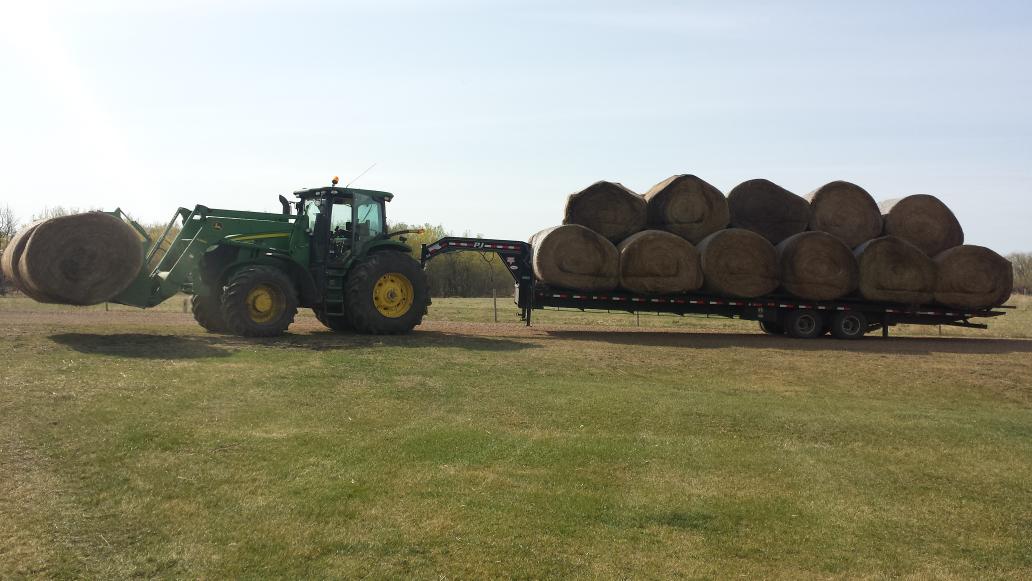 rawesranches's tweet photo. 1 man, 1 trip, feed alot of cows. Sure use the 3pt lots. http://t.co/O6499Bct5O