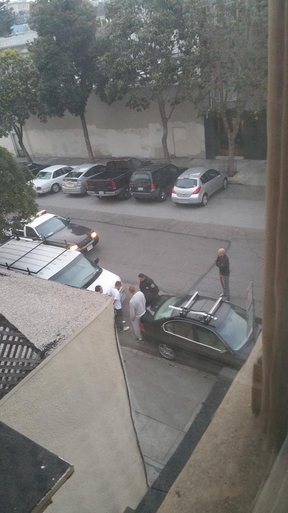 RentalsInSF_JT's tweet image. Scott and Waller neighbor catches somone breaking into car..