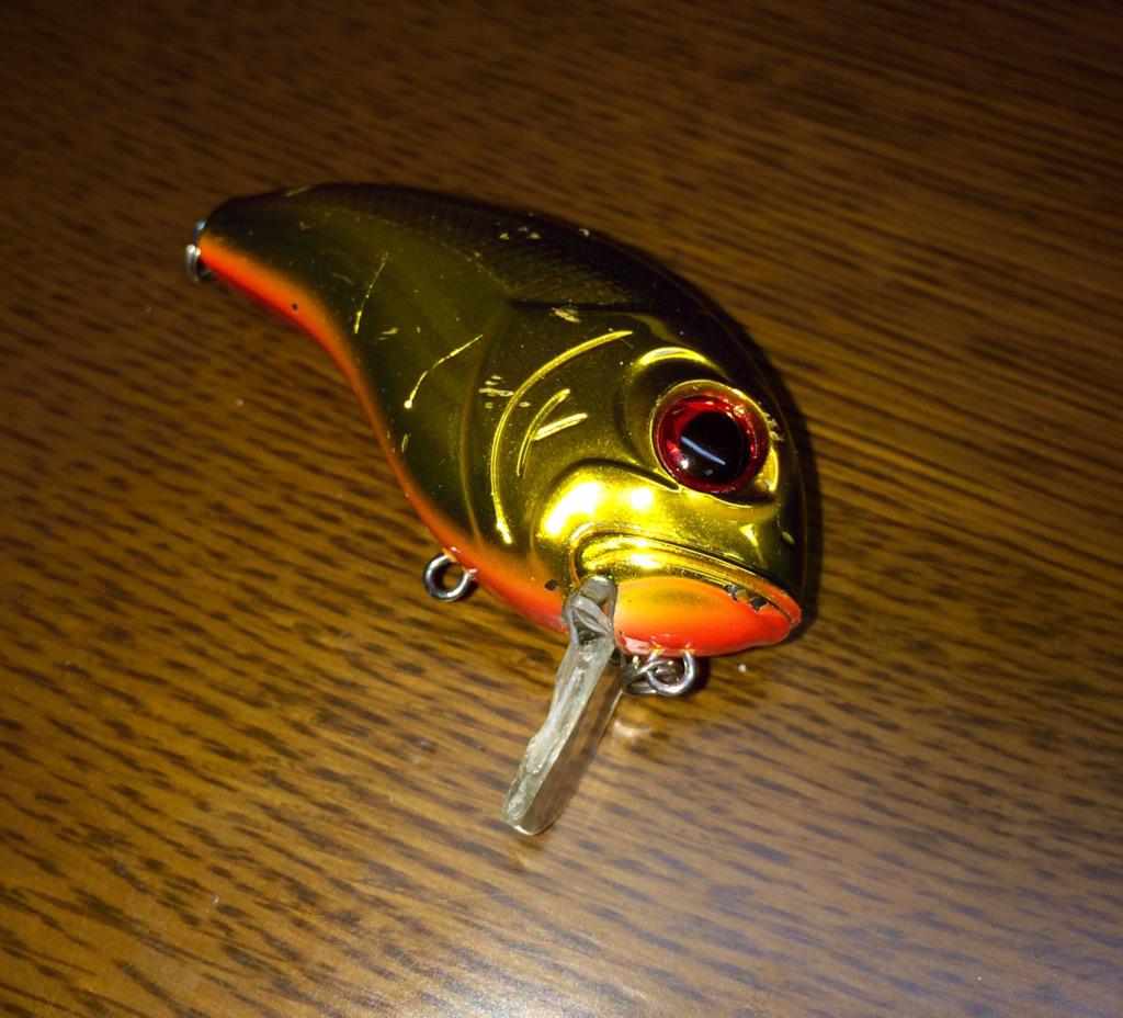 お魚釣り男ϵ 8 ナマズルアー 割れたリップのクランクには早くも引退して頂きます ありがとう 君には2匹かけてもらった そして次のナマズルアーは 不発だったナマジーを改造 お尻を取り外して鈴チューン クランクから受け継いだブレード Amp 鈴