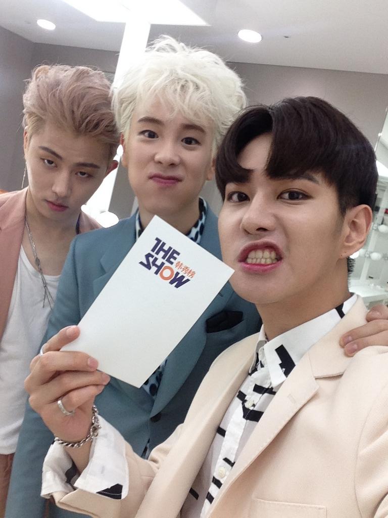 theshow_offcl's tweet image. 마지막 어린이날 선물!!
잠시만 안녕.. #블락비바스타즈 의 개성 강한 셀카는 잠시만 안녕.. 곧 다시 만나요~😶 @blockb_official #더쇼