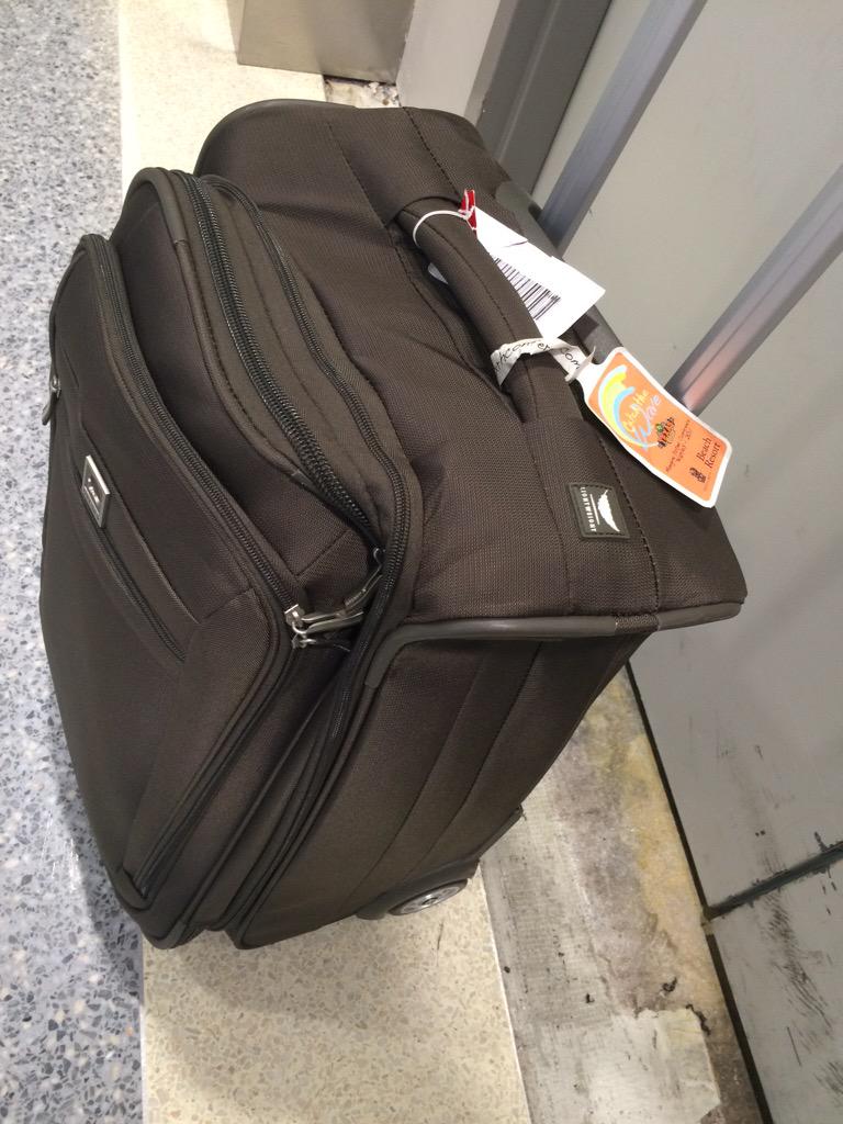 JennPTaylor's tweet photo. #AmericanAirlines - you've done it again. Either #faultyequipment or #baggagemishandling but y'all owe me a new bag! http://t.co/xGQVqmBJQN