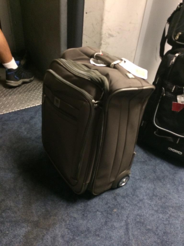 JennPTaylor's tweet photo. #AmericanAirlines - you've done it again. Either #faultyequipment or #baggagemishandling but y'all owe me a new bag! http://t.co/xGQVqmBJQN