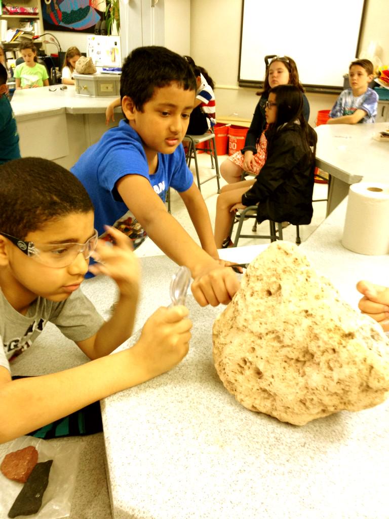 SmthSTEMScience's tweet photo. Taking a close look at pumice http://t.co/bzKmekS1j2