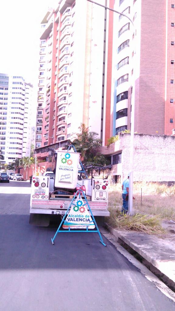 AleMarvez10's tweet photo. Continuamos la rehabilitación del alumbrado público en la Urb. El Bosque, en San José. #Iluminación #GestiónValencia http://t.co/ALdD7xtzIB