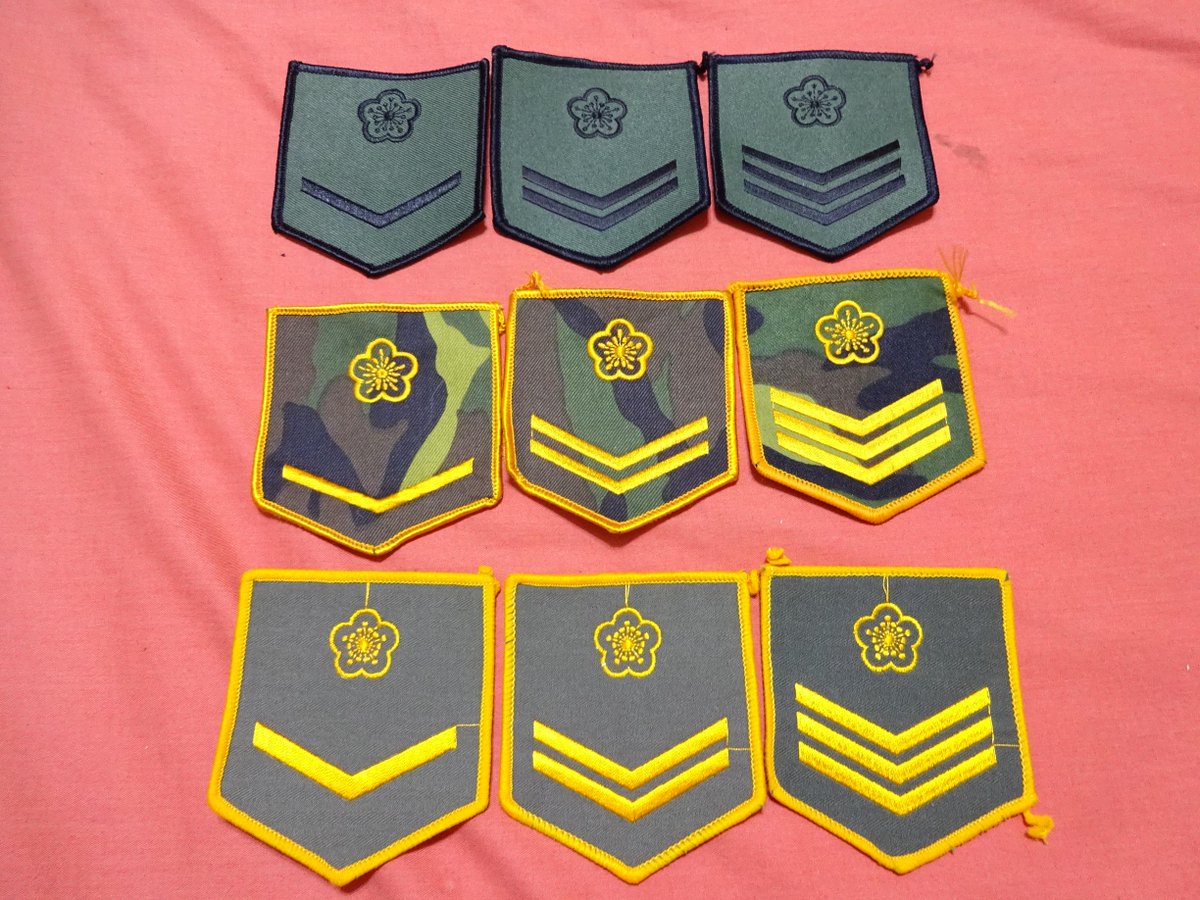 タケちゃんマン Sur Twitter 台湾陸軍の階級章 左から右まで ２等兵 １等兵 上等兵 下から上まで 草綠服年代 民国70 80年 迷彩服年代 民国 8x年まで １代目２代目の迷彩服用 迷彩服年代 ３代目から今まで Http T Co 0xvilkritk