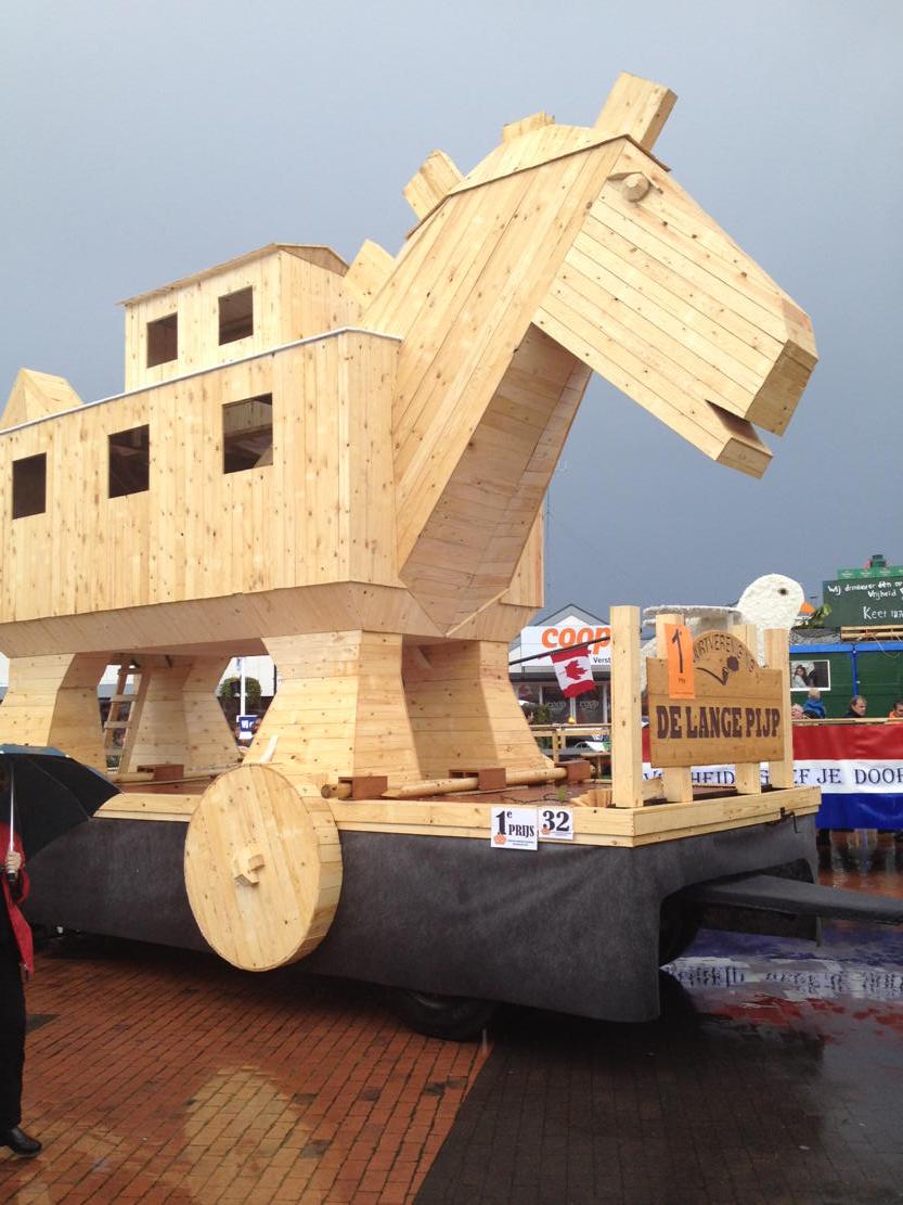 Paard van Troje, 1e prijs optocht Uithuizermeeden . Alle deelnemers hebben een prachtige optocht laten zien.