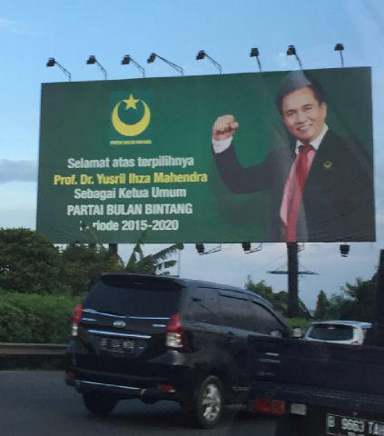 Yusrilihza_Mhd's tweet photo. Baliho Ucapan Selamat http://t.co/Jp7nYC0Ca8