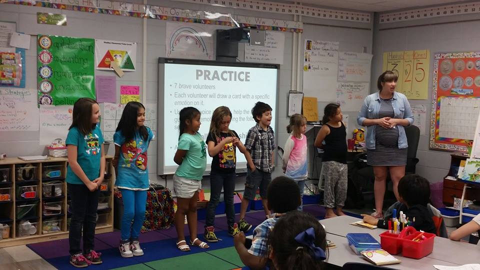 TurnaroundArts's tweet photo. .@FindleyDMPS 2nd graders in a workshop on performing poems! Way to be brave in practicing creativity &amp; expression! http://t.co/4dK3KrTE21
