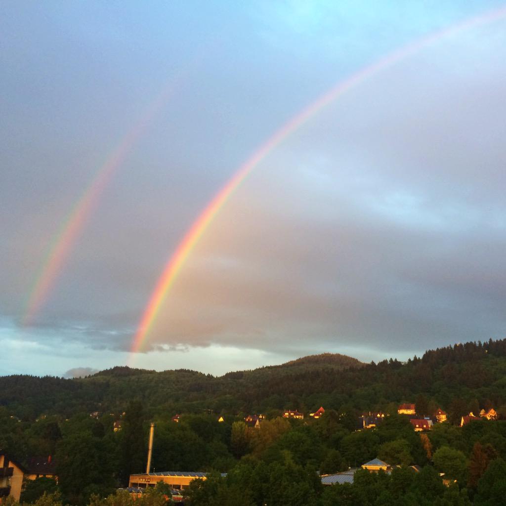 Heute gab es einen doppelten Regenbogen gegenüber vom Sonnenuntergang. #Freiburg #FreiburgNeo #rainbow #blackforest