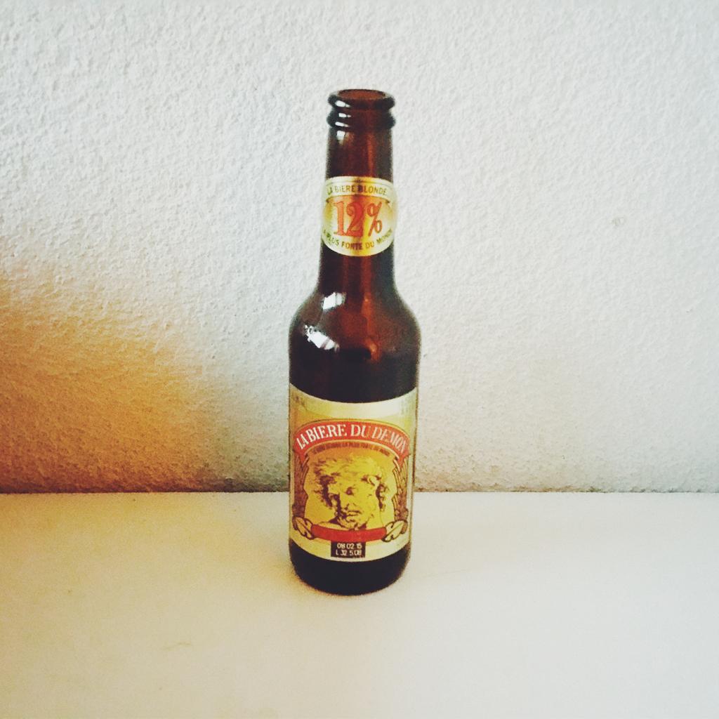 risottidintorni's tweet photo. mi sono risposta da sola di non dire cazzate e ho continuato a bere la mia birra. #dudemon http://t.co/qxgv1JXdy1