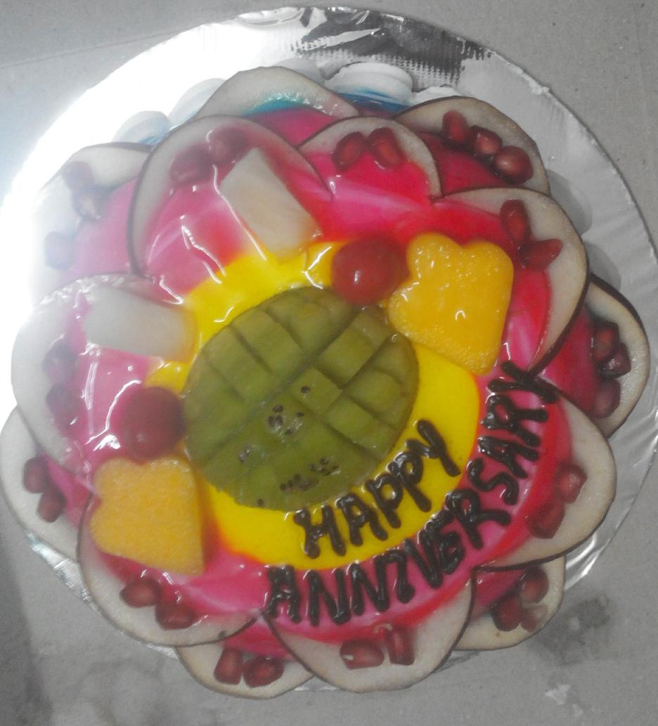 bhumika_t's tweet photo. Hubby surprised at 12..I had actually forgotten today :p #5months #anniversary #cake #superyumm http://t.co/RTgtxmu9Zc
