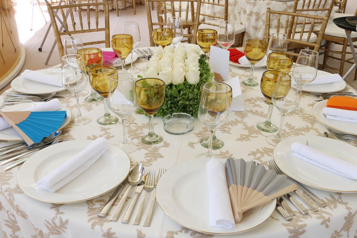EventosBaku's tweet photo. ¡Un montaje muy llamativo que se caracterizó por sus abanicos de colores en la Hacienda Chichí Suarez! #BakúEventos http://t.co/v9OpX3lxRU