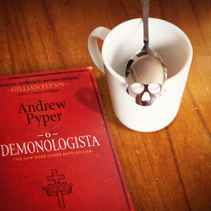 DarkSideBooks's tweet photo. Demonologista e @DarkSideBooks nos + vendidos. Em nome do Pai, do Filho e do Espírito Santo, Amém. #DiaDeExorcismo http://t.co/hwYgLWCLZa