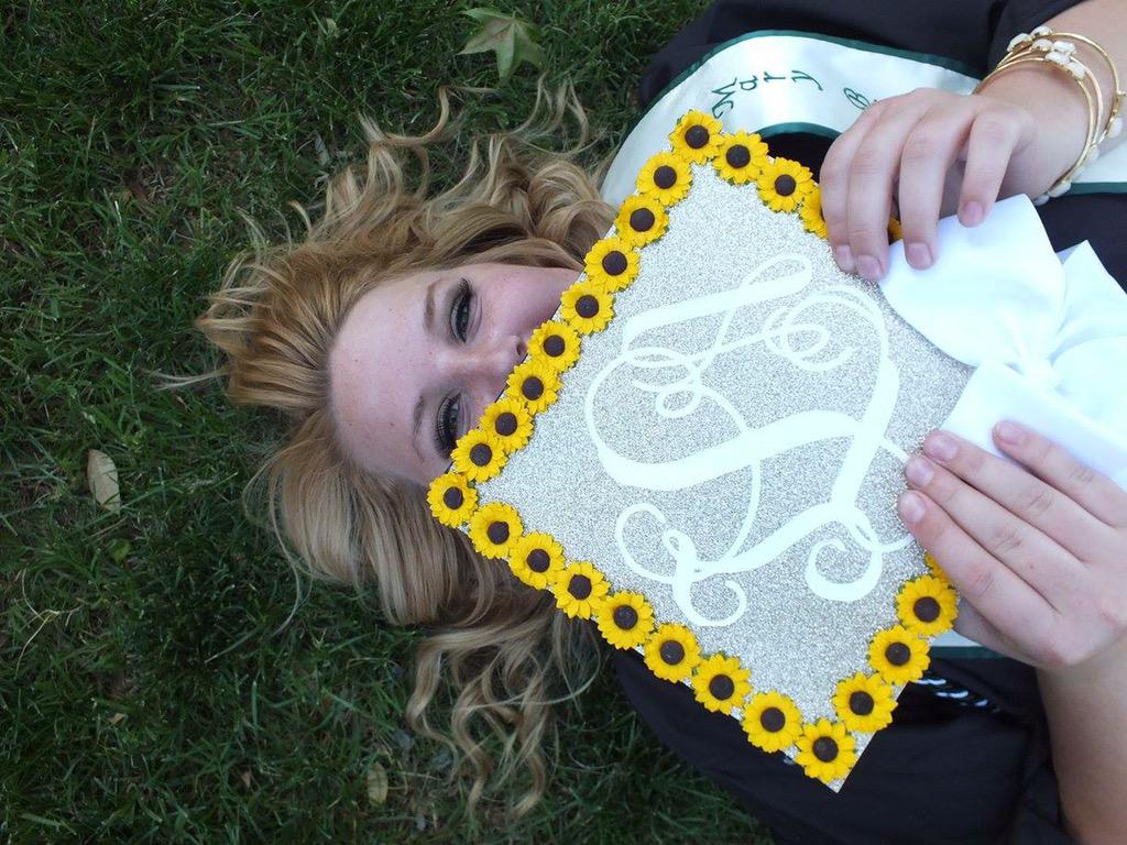 PhotographyKBs's tweet photo. One of my favorites of Taylor's grad pictures! #USCUpstate #dzomicronmu http://t.co/4eBQmYyyB8