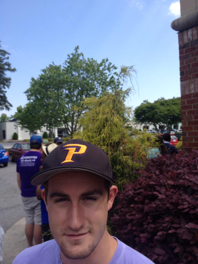 JoeyADayFor120's tweet photo. @Moes_HQ #CincoDeMoes @DeMacavelli smiling ready for a Joey http://t.co/i9e9doqYbt