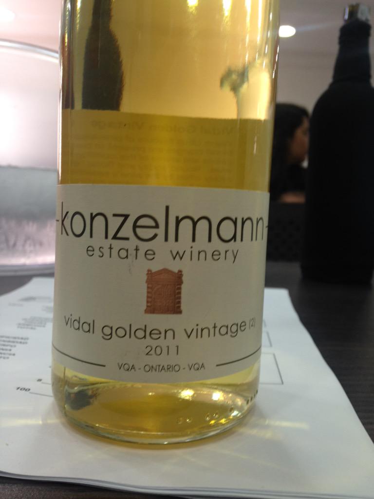 JoseRafaArango's tweet photo. Mi alumna @polamenez de la @USergioArboleda me trajo este tremendo vino de el Canadá, mil Gracias http://t.co/gLbpQ33OKE